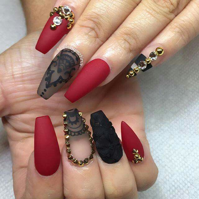 disenos-de-unas-postisas-rojo-mate-con-negro-1
