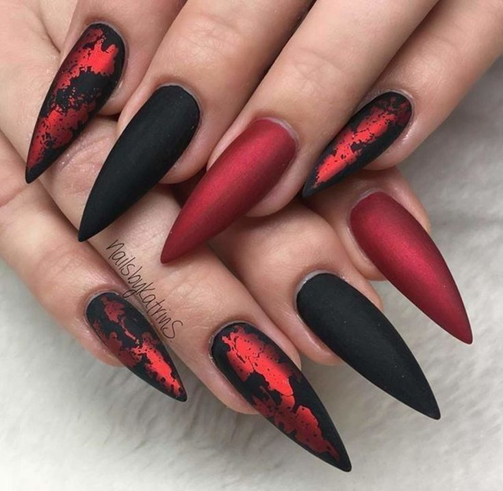 disenos-de-unas-postisas-rojo-mate-con-negro-4