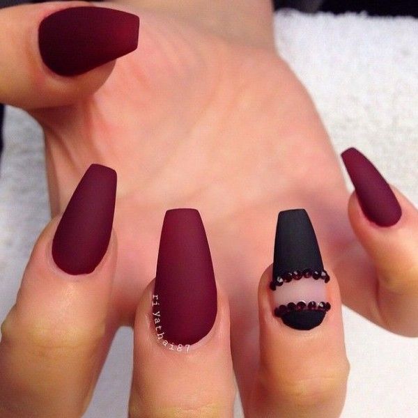 disenos-de-unas-postisas-vino-con-negro-4