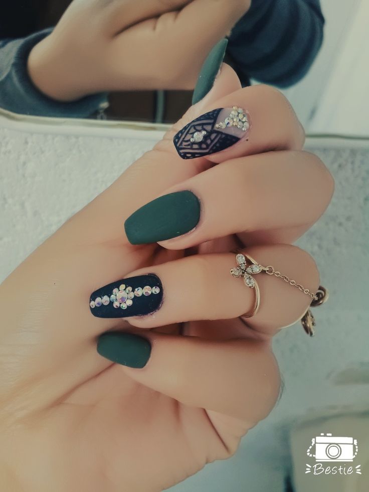 disenos-de-unas-postizas-color-verde-bandera-6