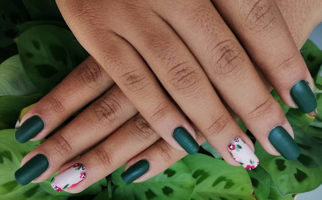 disenos-de-unas-postizas-color-verde-bandera-7