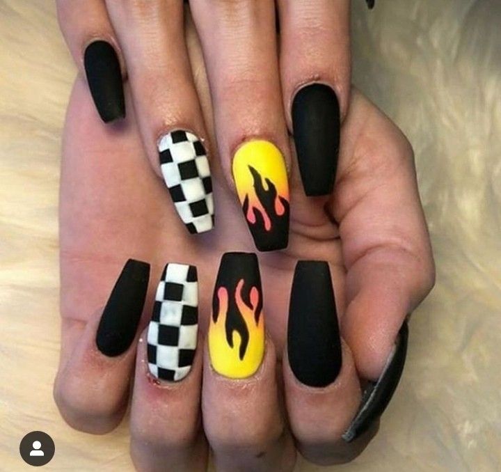 disenos-de-unas-postizas-mate-tumblr-negras-3