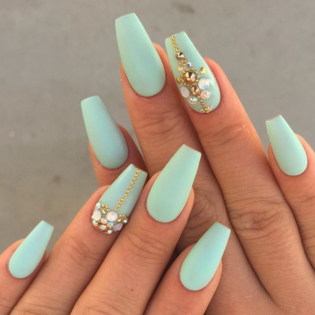 disenos-de-unas-postizas-verde-menta-5