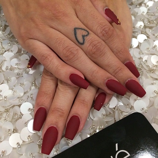 disenos-de-unas-rojas-opaco-6