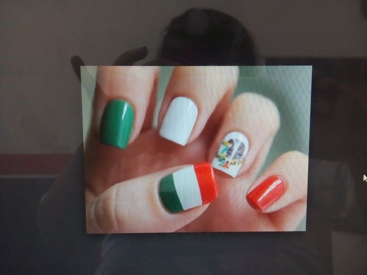 disenos-de-unas-rojo-con-verde-4
