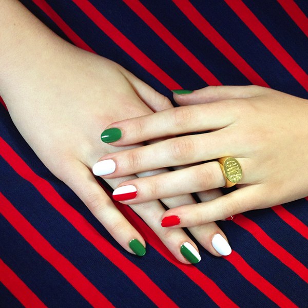 disenos-de-unas-rojo-con-verde-5