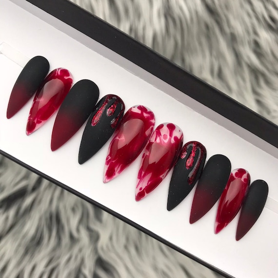 disenos-de-unas-rojo-sangre-con-negro-7