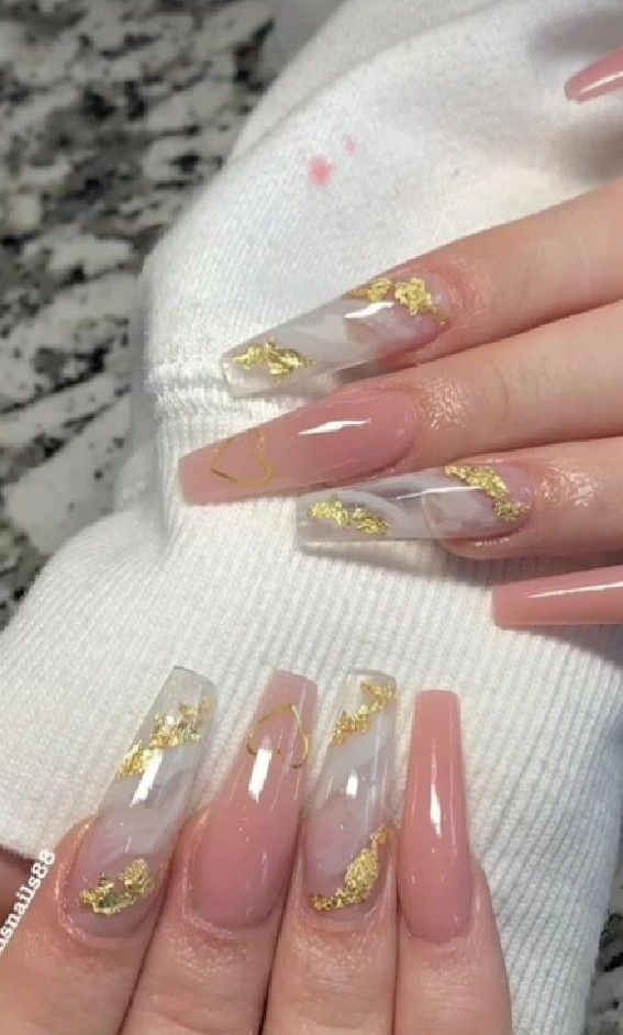 disenos-de-unas-rosa-con-papel-dorado-5