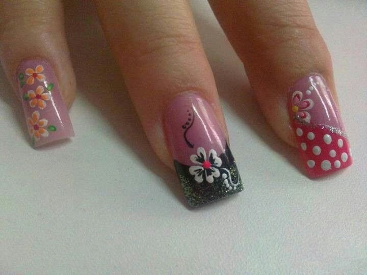 disenos-de-unas-rosas-con-puntos-1