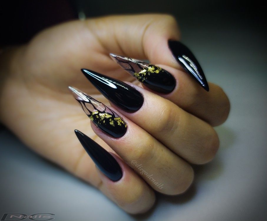disenos-de-unas-stiletto-doradas-3
