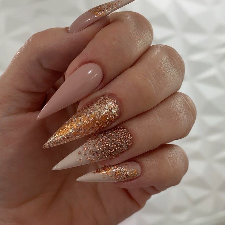 disenos-de-unas-stiletto-doradas-5