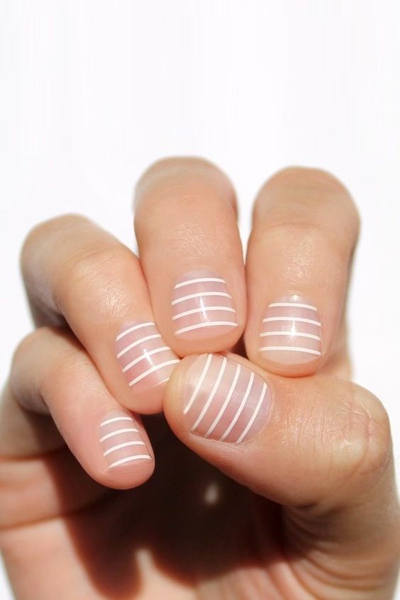 disenos-de-unas-transparentes-con-lineas-2