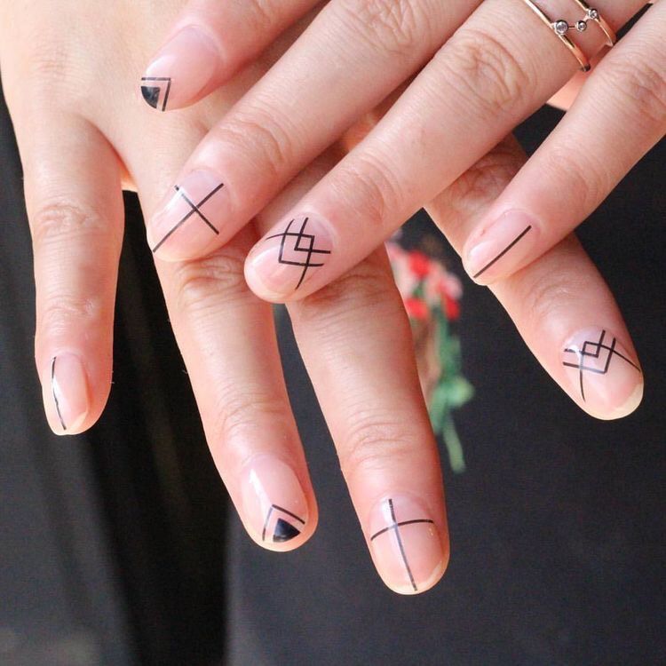 disenos-de-unas-transparentes-con-lineas-4
