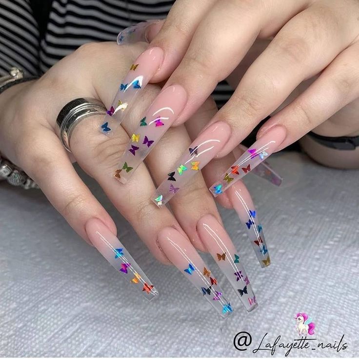 disenos-de-unas-transparentes-con-mariposas-6