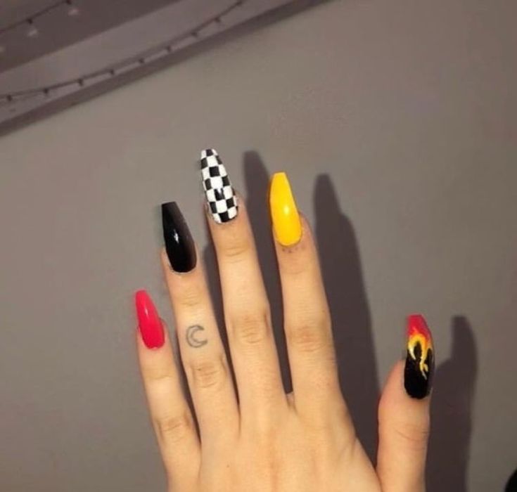 disenos-de-unas-tumblr-amarillas-balnco-y-negro-4