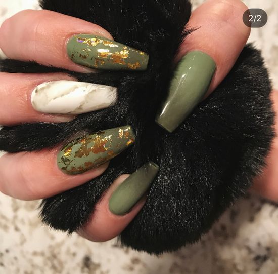 disenos-de-unas-verde-militar-con-dorado-4