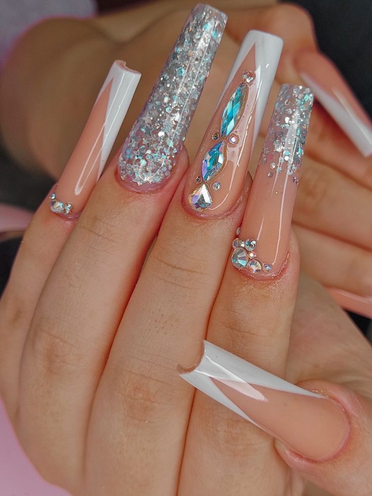 disenos-facil-de-unas-postizas-en-color-plata-as-4