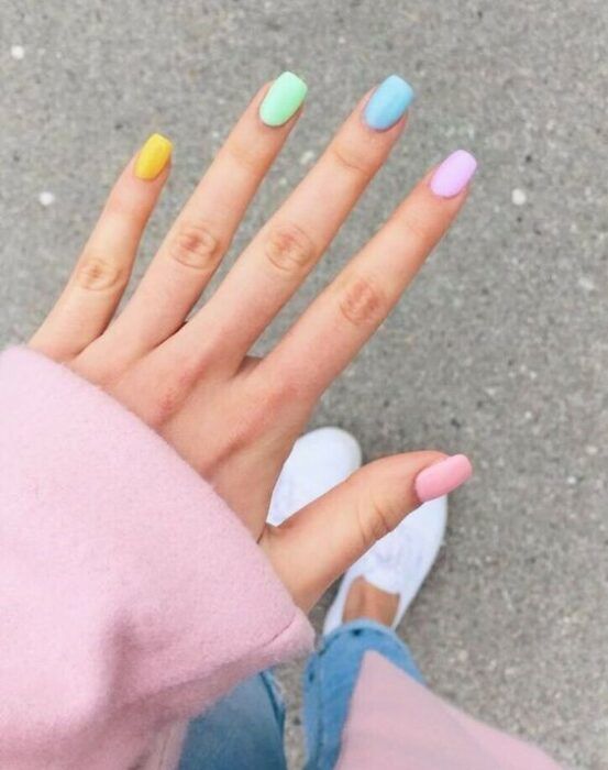 disenos-simples-de-unas-pastel-tumblr-3