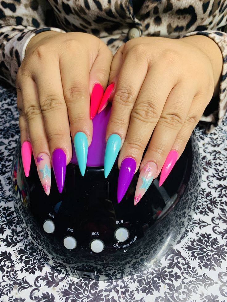 disenos-unas-de-colores-neones-tipo-paloma-mami-2