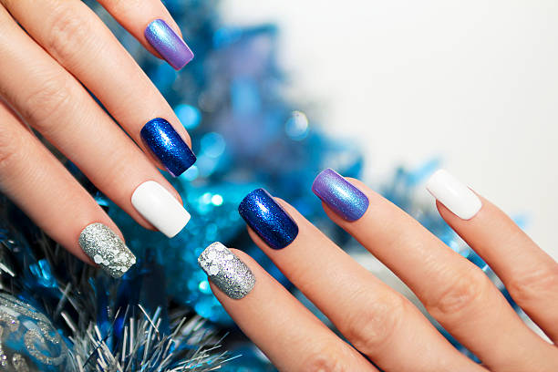 disenos-y-colores-de-unas-azul-y-plata-7