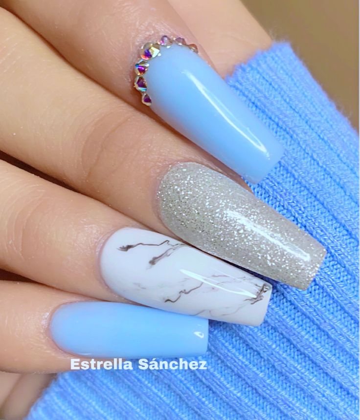 imagenes-de-unas-de-acrilico-color-blancas-con-disenos-azules-3