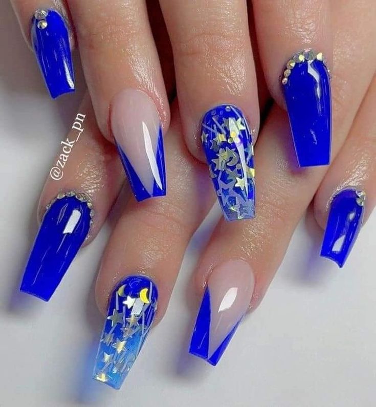 imagenes-de-unas-de-acrilico-color-blancas-con-disenos-azules-5