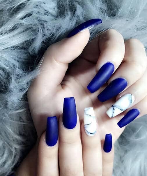imagenes-de-unas-de-acrilico-color-blancas-con-disenos-azules-7