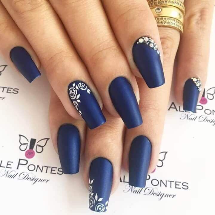 los-mejores-disenos-de-unas-para-novia-plateado-con-azul-1