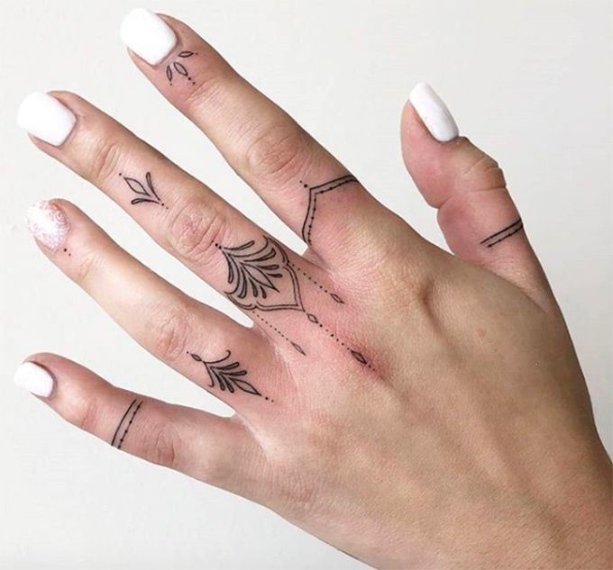 tatuajes-pequenos-para-mujer-y-en-diseno-de-unas-2