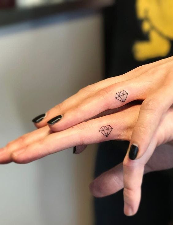 tatuajes-pequenos-para-mujer-y-en-diseno-de-unas-6