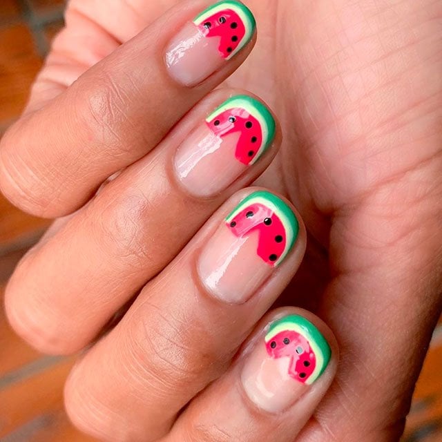 unaa-con-diseno-de-frutas-2