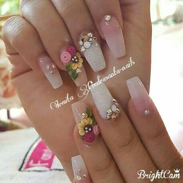 unas-acrilicas-con-diseno-de-flores-brillosas-1