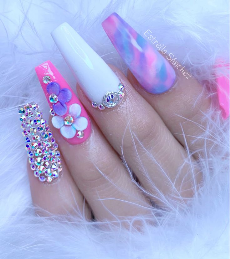unas-acrilicas-con-diseno-de-flores-brillosas-2