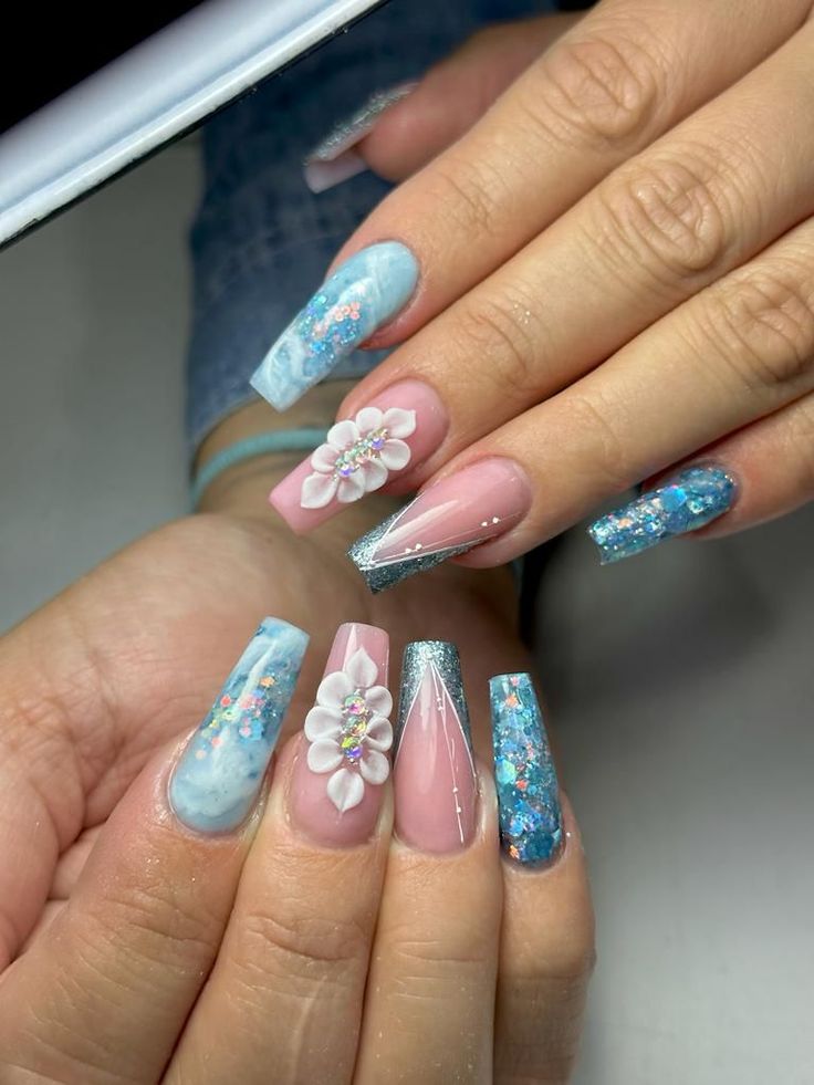 unas-acrilicas-con-diseno-de-flores-brillosas-4