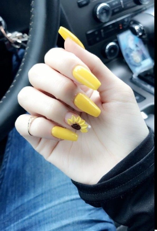unas-acrilicas-en-tono-amarillo-con-diseno-de-girasol-7