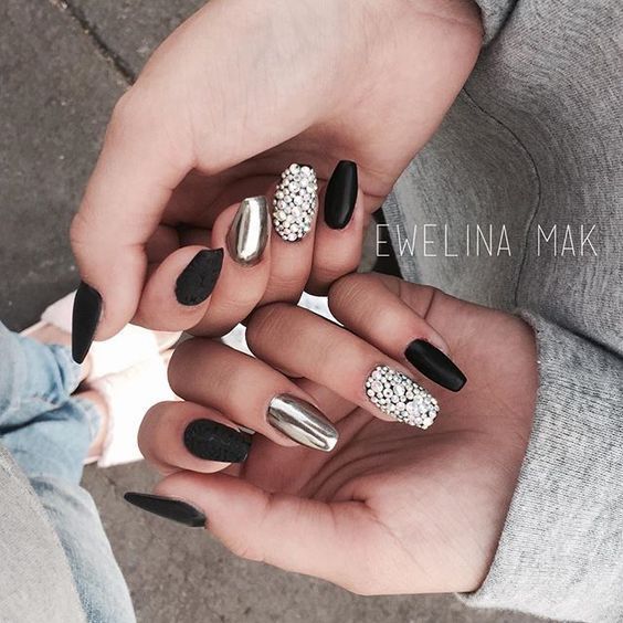 unas-acrilicas-espejos-disenos-de-color-negro-y-plateado-1