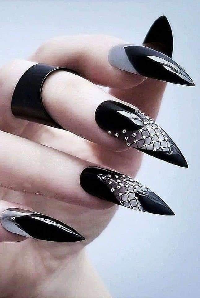 unas-acrilicas-espejos-disenos-de-color-negro-y-plateado-2