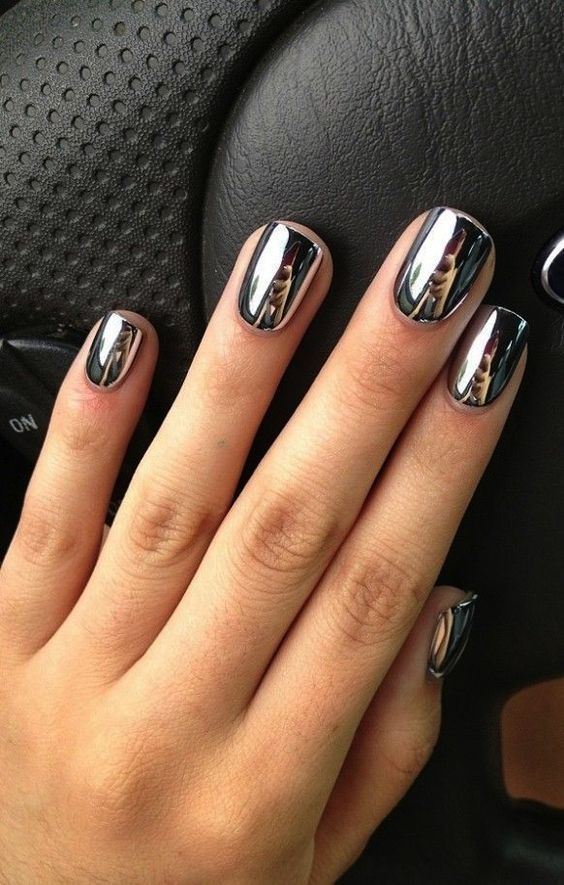 unas-acrilicas-espejos-disenos-de-color-negro-y-plateado-3