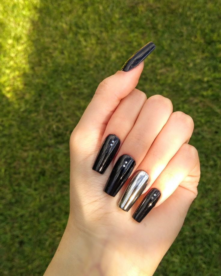 unas-acrilicas-espejos-disenos-de-color-negro-y-plateado-7