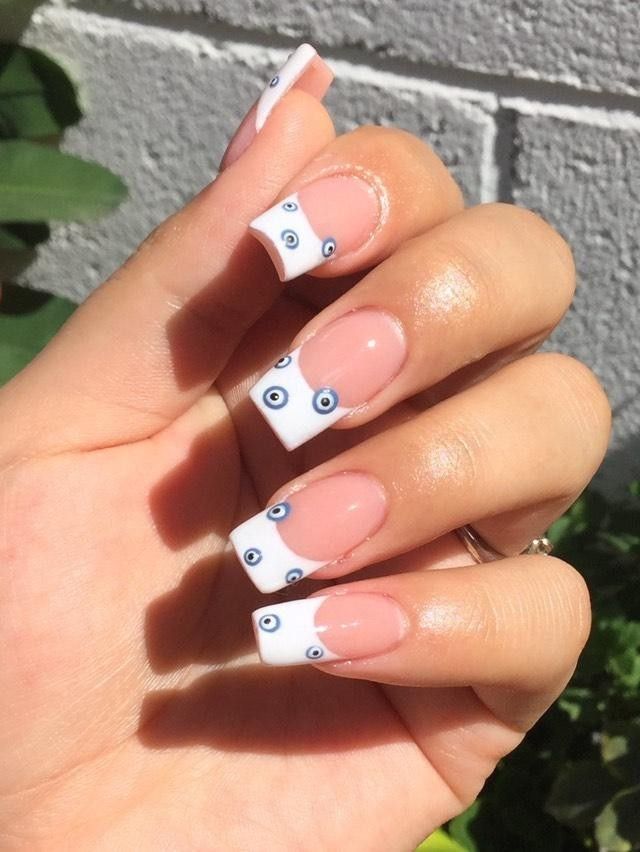 unas-blancas-con-diseno-de-ojo-tumbrl-1