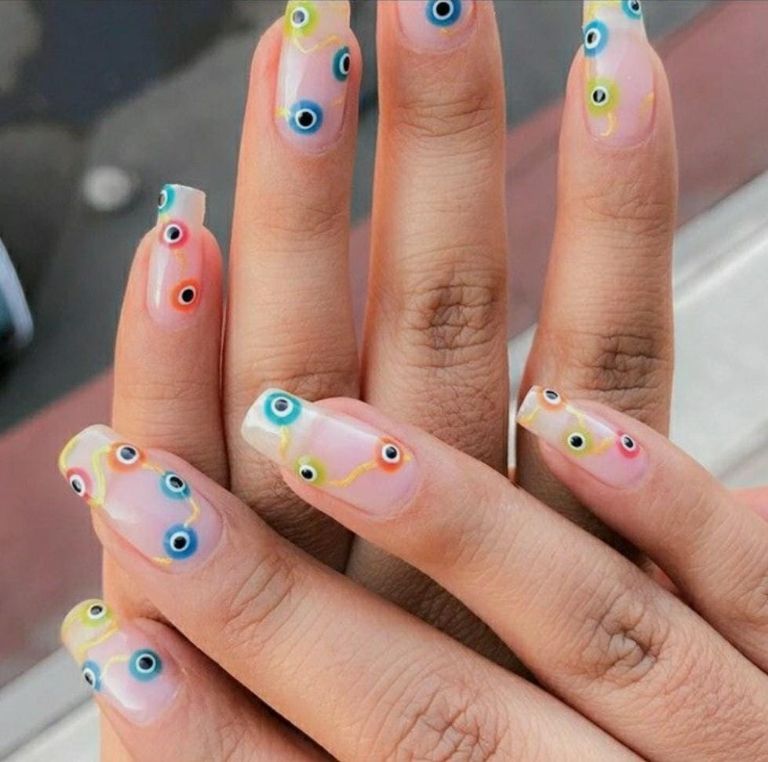 unas-color-nude-con-disenos-de-ojos-4