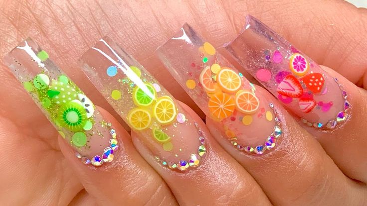 unas-con-diseno-de-frutas-de-navidad-3