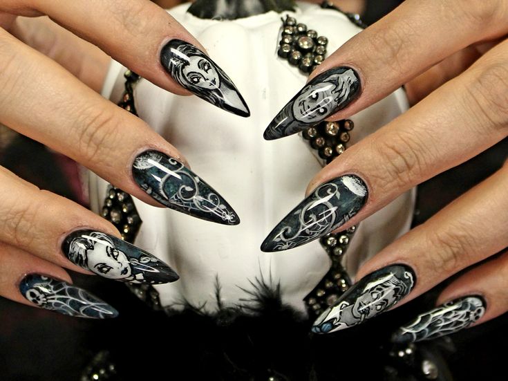 unas-con-diseno-de-la-familia-addams-5