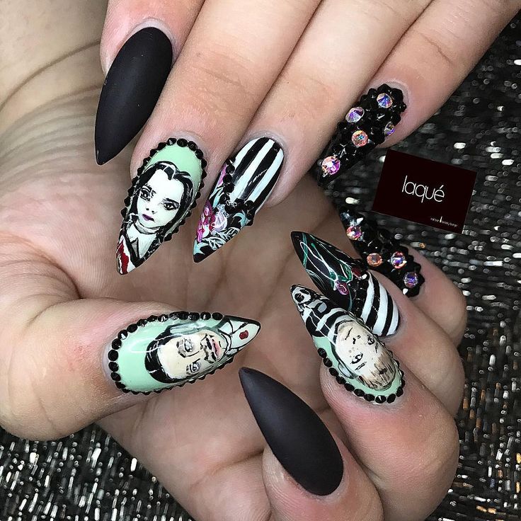 unas-con-diseno-de-la-familia-addams-7