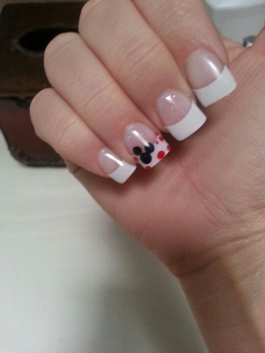 unas-con-frensh-y-diseno-de-mickey-4