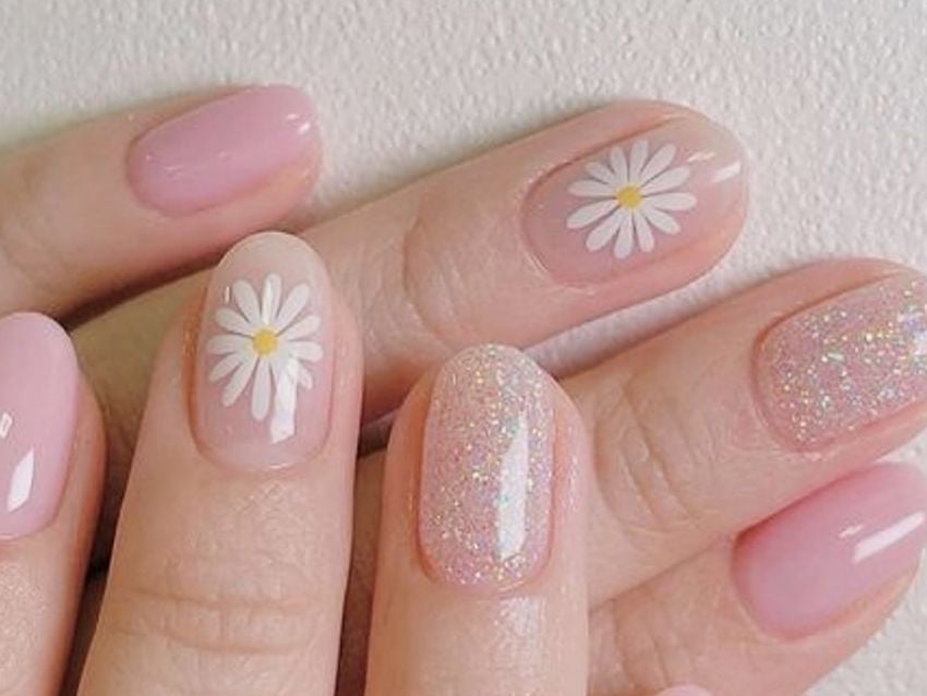 unas-con-gelish-en-tono-natural-con-diseno-de-flor-4