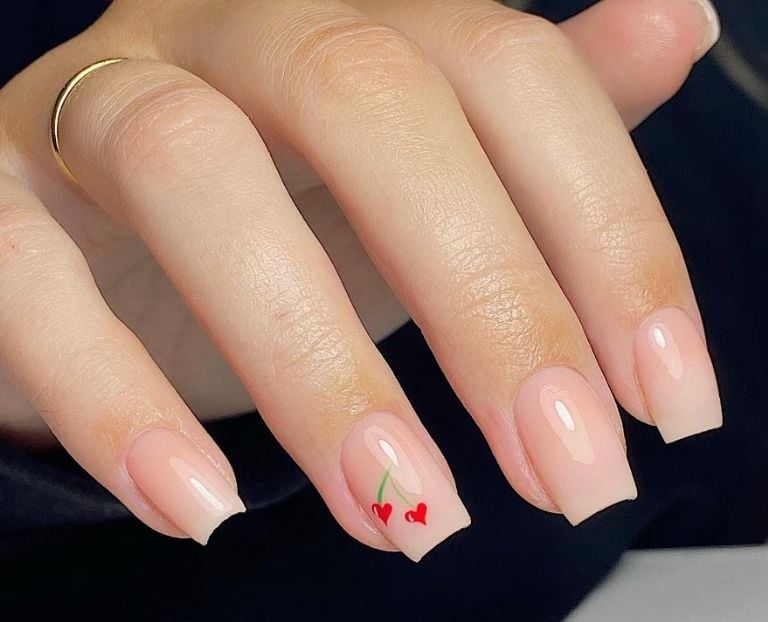 unas-con-gelish-en-tono-natural-con-diseno-de-flor-5