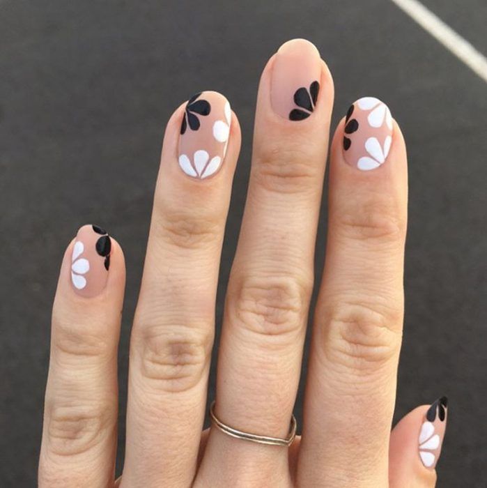 unas-con-gelish-natural-sin-color-con-diseno-de-flor-1