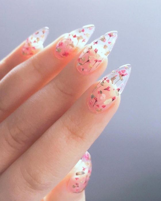 unas-con-gelish-natural-sin-color-con-diseno-de-flor-3