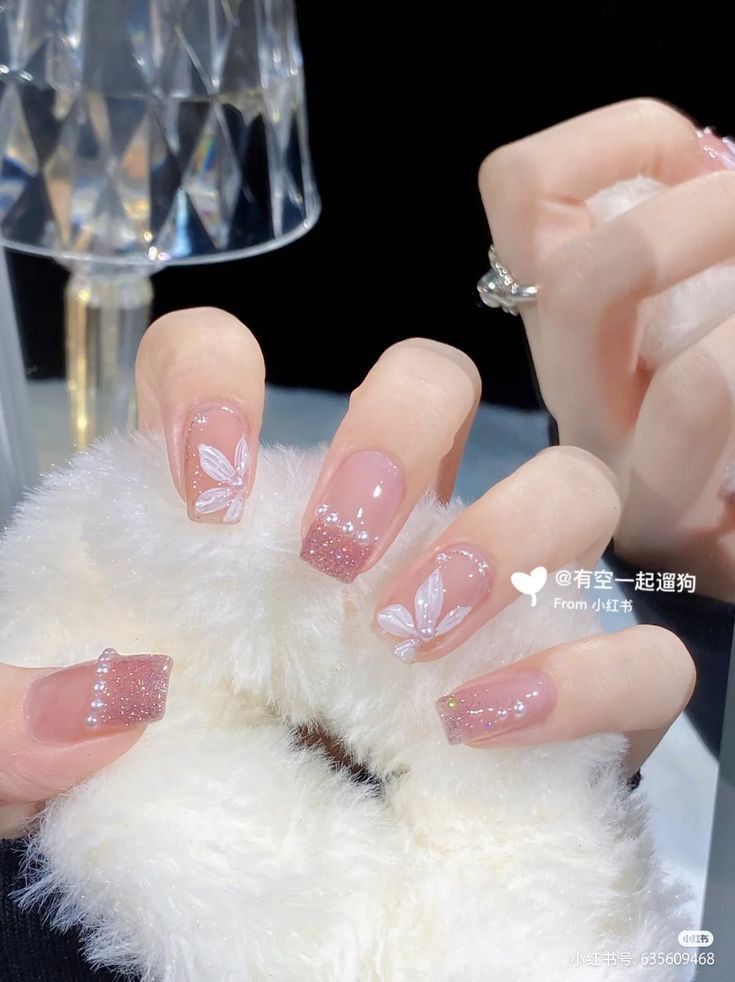 unas-con-gelish-natural-sin-color-con-diseno-de-flor-4